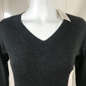 new a.n.d.e.a.w.y V neck Gtay pullover